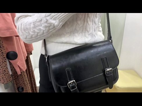 ❤️ Јавна мастурбација младе кучке ФералБерри са дилдом у соби за мерење Секс код нас ❌❤
